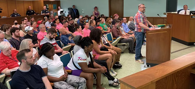 City compromises on liquor licenses